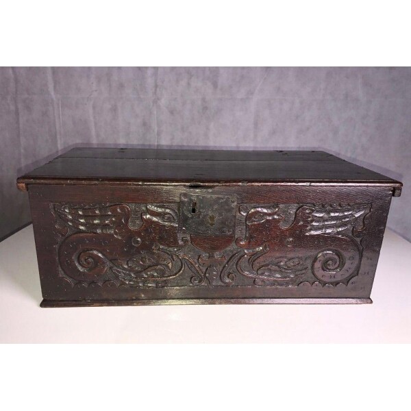 Very well carved bible box, 17th century Front