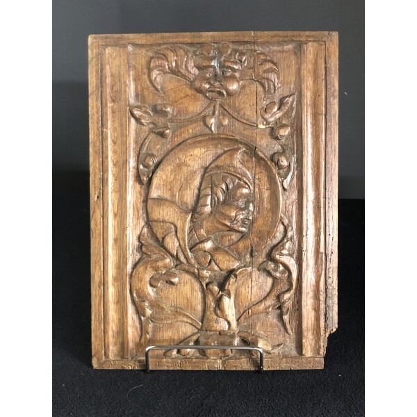 C1600 carved oak panel with interesting portrait roundel