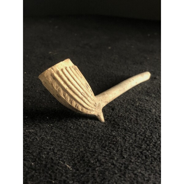 Very early clay pipe 16/17th century from the Moquette collection
