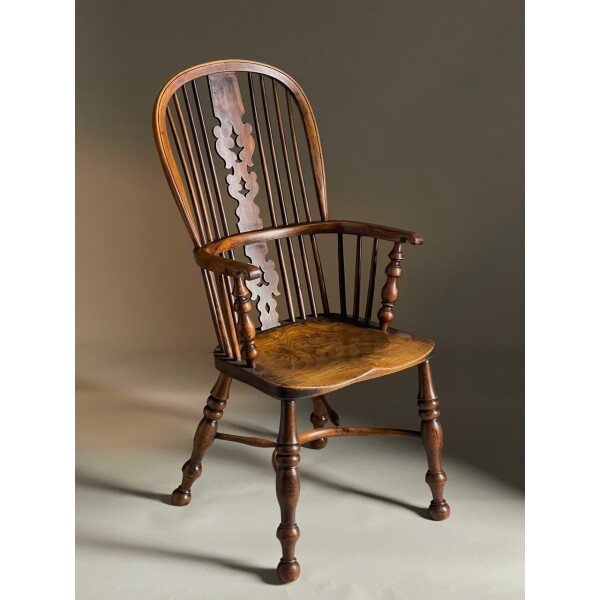 Good yew wood Windsor chair with Christmas tree splat c1800